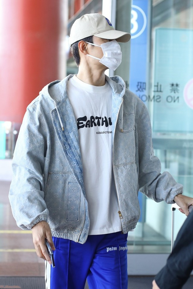 王凯还是小年轻，穿牛仔夹克下搭运动风裤子，少年感都出来了