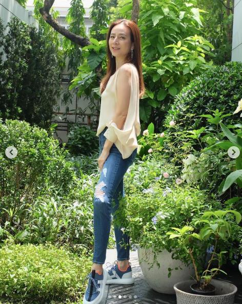 泰国华裔富婆惊艳亮相足球场！无袖衬衫秀性感，运动员害羞地低头