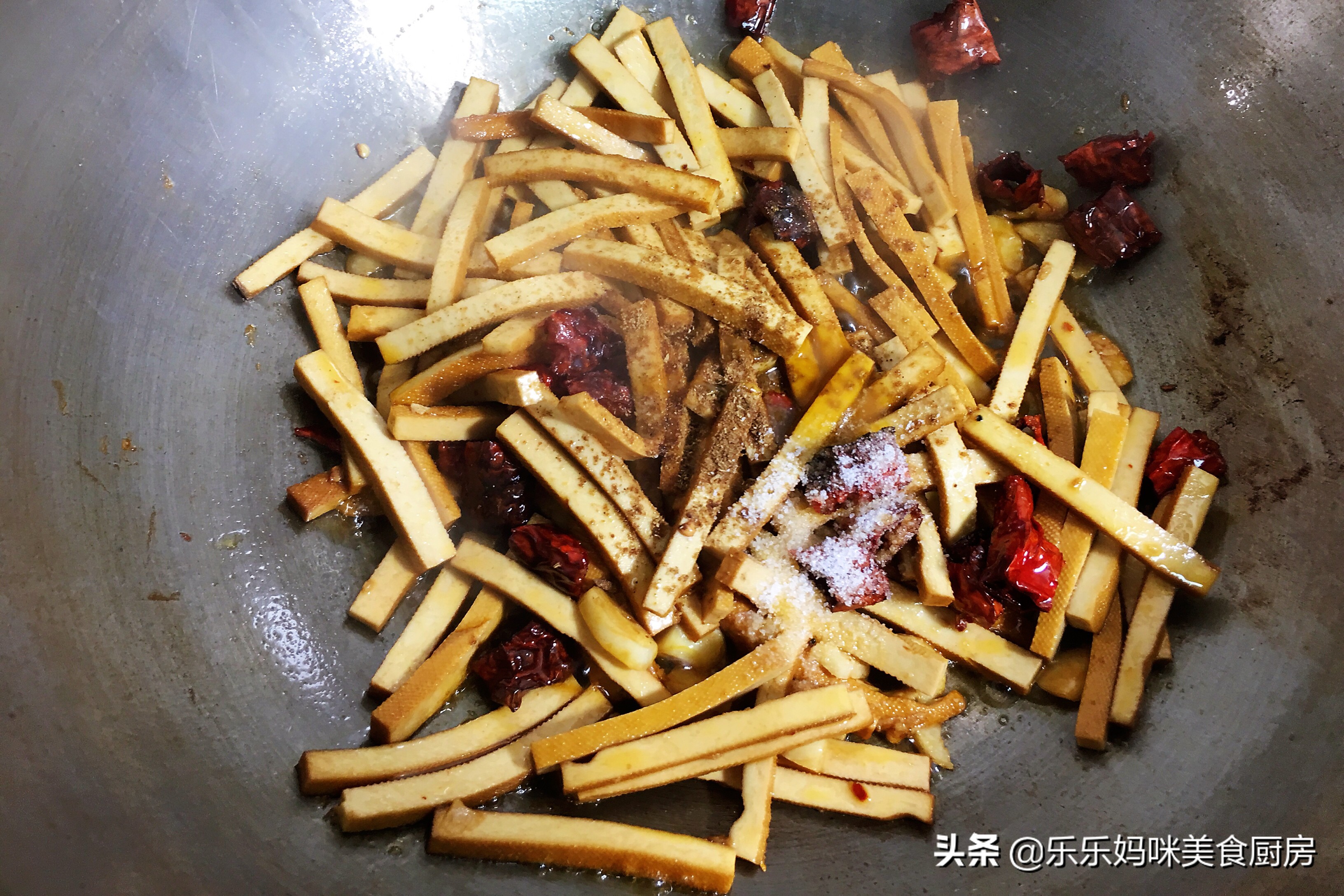 炒豆干放姜,炒豆干怎么炒才不发黑又好吃