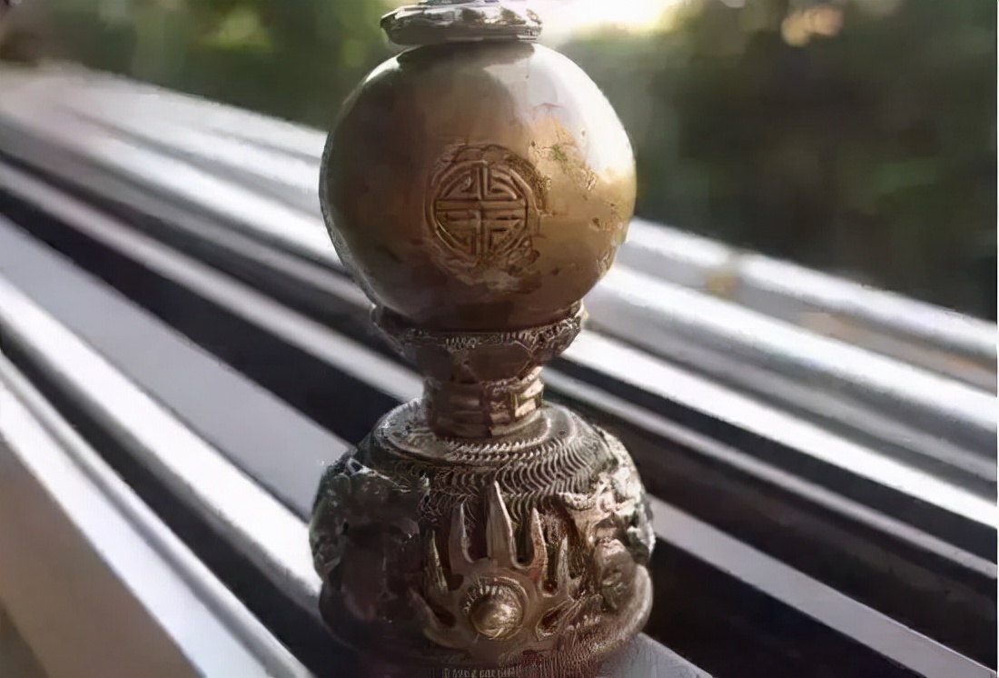 清朝官帽上的珠子值不值钱,清代官员的官帽上有黑珠是几品官