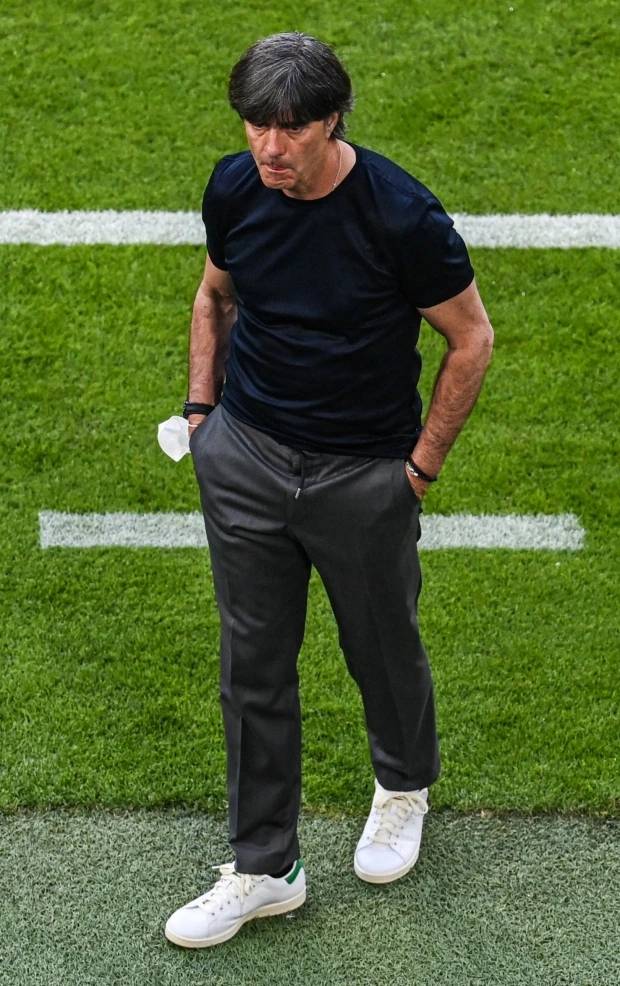 大饱眼福！欧洲杯名帅衣品赏析：索思盖特弃马甲曼奇尼秀阿玛尼