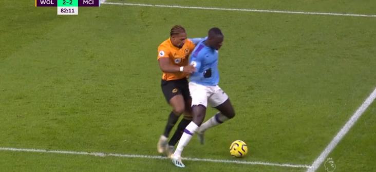 利物浦曼城法比尼奥犯规,利物浦vs曼城多库被犯规