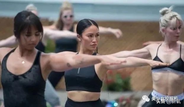 婚内出轨还能让女儿靠前夫名气进名媛圈，卡戴珊的妈现实版甄嬛