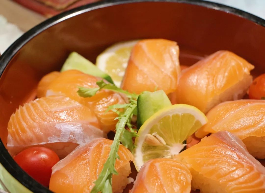 玄武湖畔这家星级自助吃到扶墙出！派送大闸蟹！海鲜小火锅畅刷