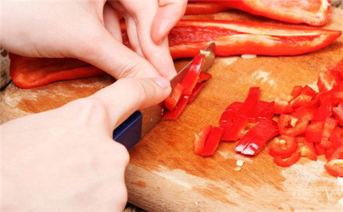 如何缓解切辣椒手辣的问题,如何缓解切辣椒造成的手辣