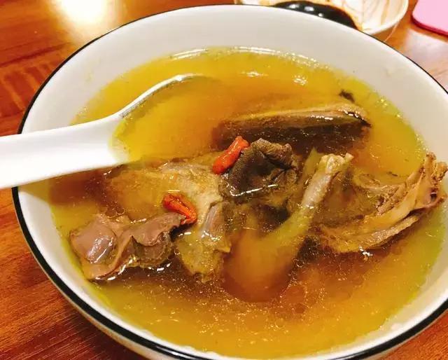 女性经期鸽子汤怎么炖好吃,女性吃鸽子汤好还是乌鸡汤好