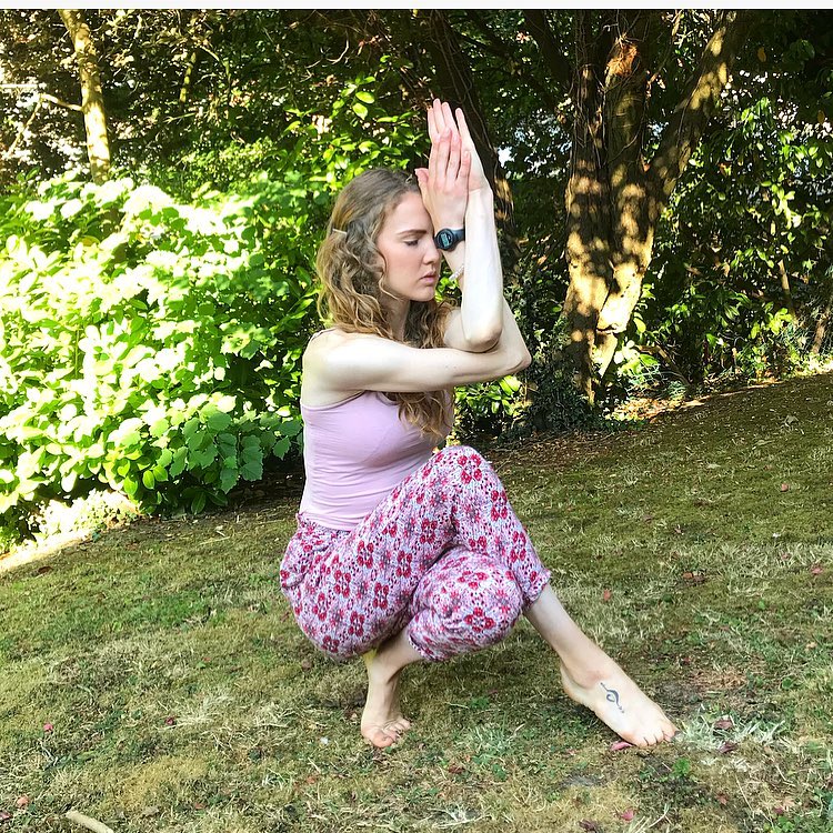 练胸部饱满不外扩最有效的瑜伽,紧实大腿和臀部瑜伽