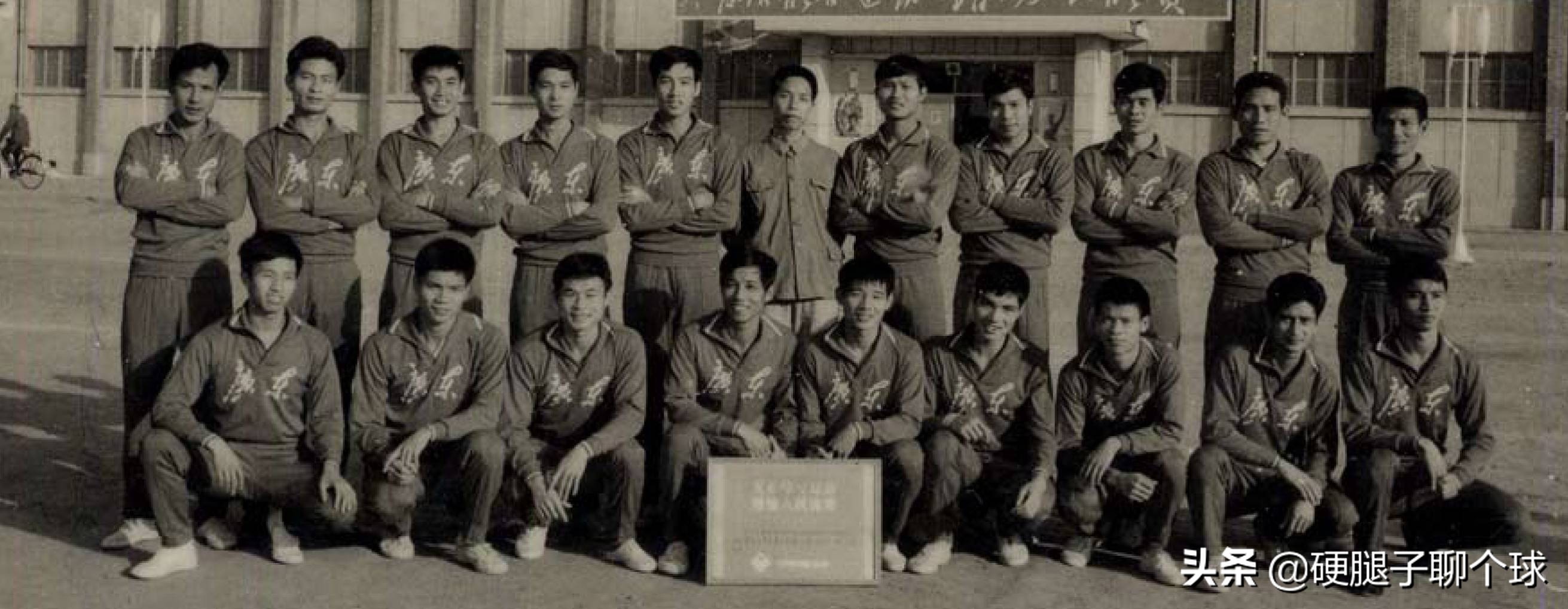 他曾是广东队的队长，也是国家队的福将，铁腰何佳