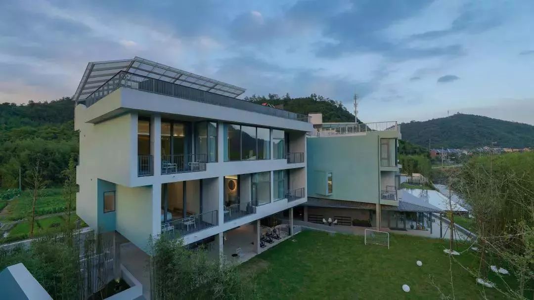 重回校园体验大学生,重回校园操场体验青春活力