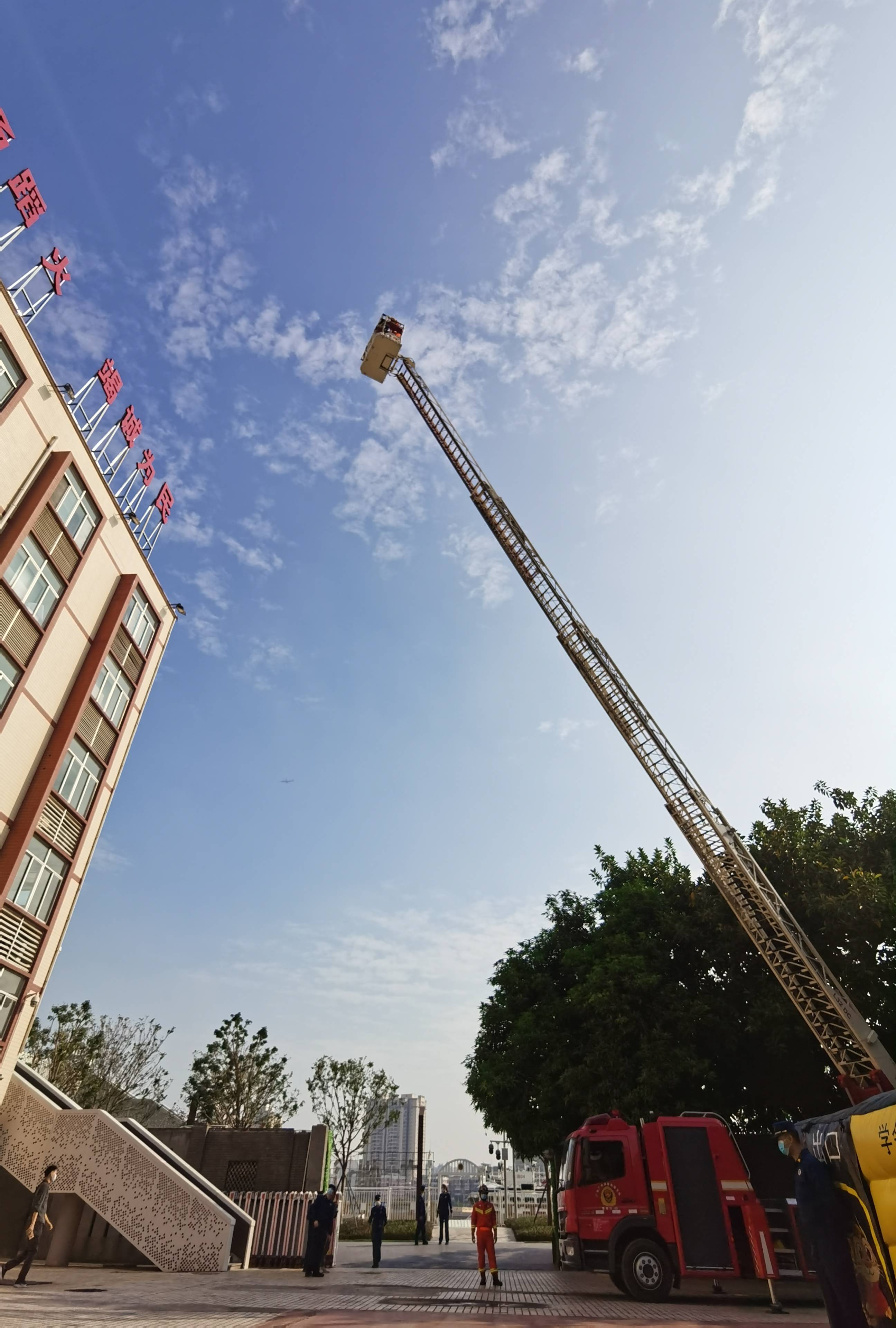 有一个消防蓝朋友是怎样的体验,给你一天时间