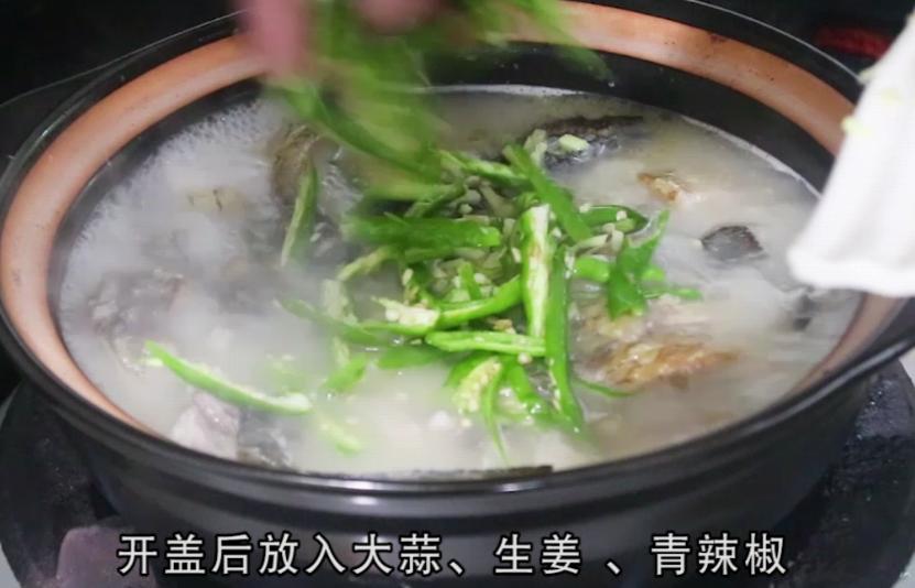 鲤鱼最营养美味的做法,鱼肉鲜嫩,汤白如牛奶,步骤简单易操作