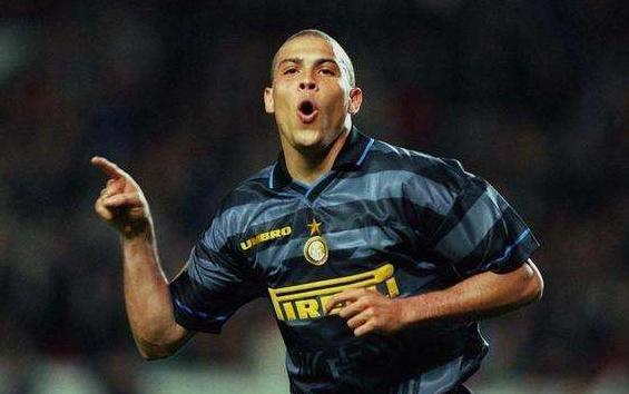 被称为“外星人”的大罗，在足坛的地位如何？三个罗纳尔多谁更强