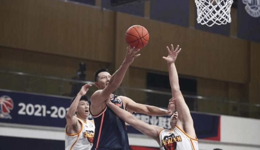 周鹏看易建联徐杰,易建联失误杜锋的态度