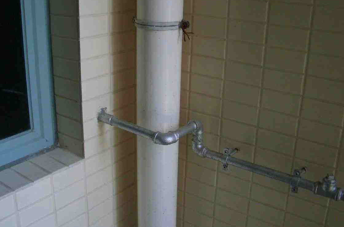 洗衣机放阳台但没地漏，朋友说能与雨水管并用排水，差点做错