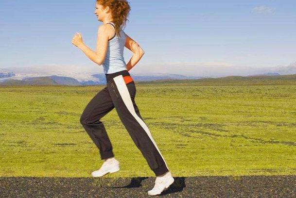 郑爽体重不足90斤，靠节食瘦到脱相，她为什么不敢停止节食？