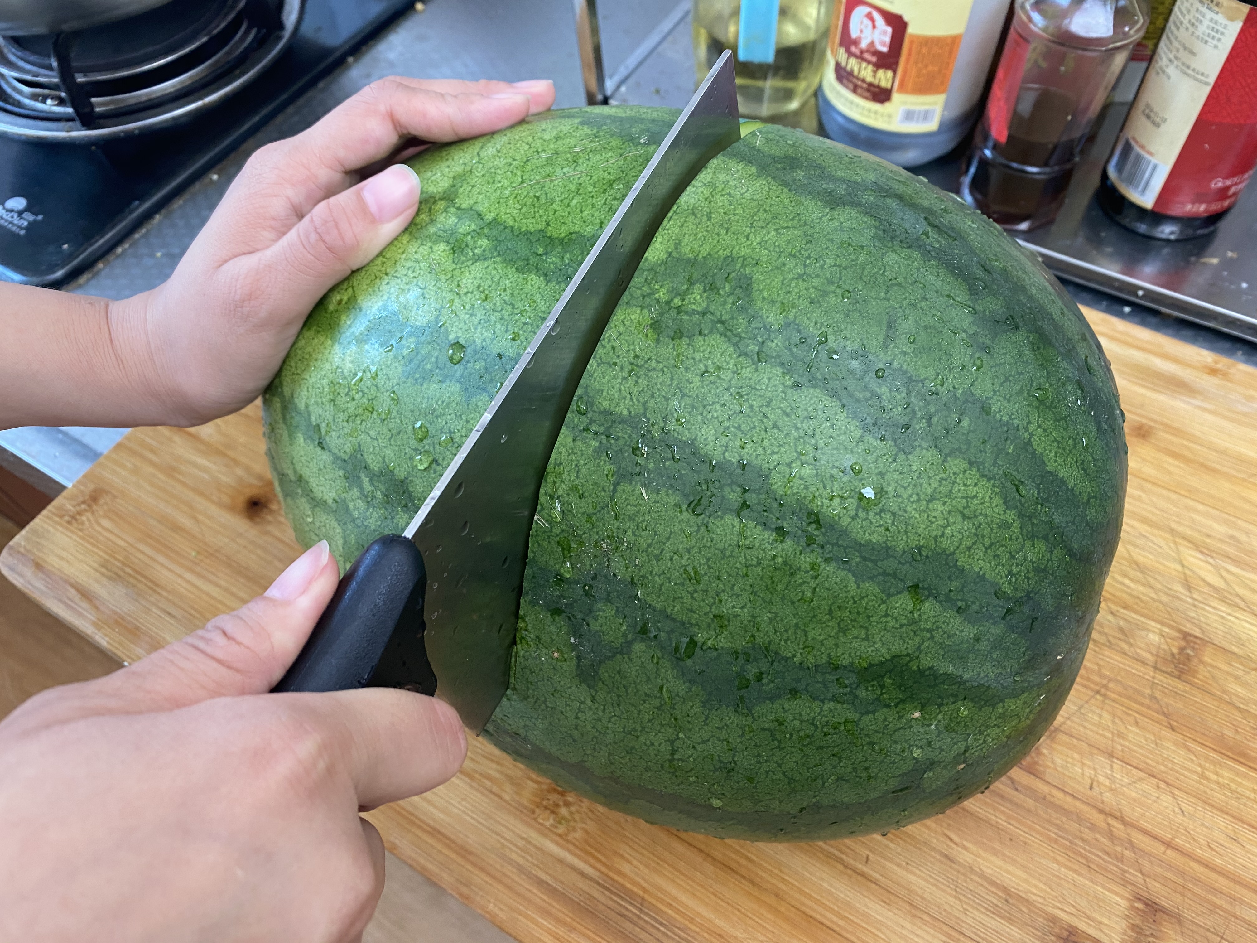 西瓜甜不甜四种挑法,怎么辨认西瓜甜不甜的小妙招