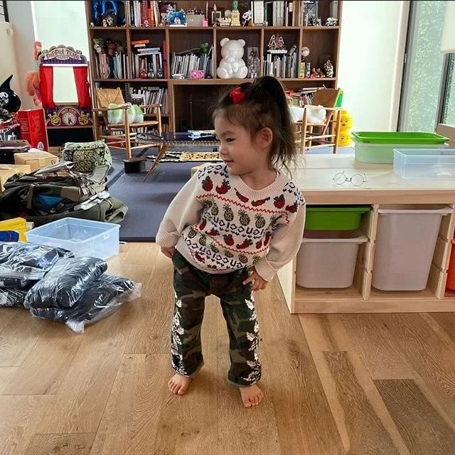 陈冠希晒3岁半alaia照片,陈冠希带女儿alaia看电影晒照