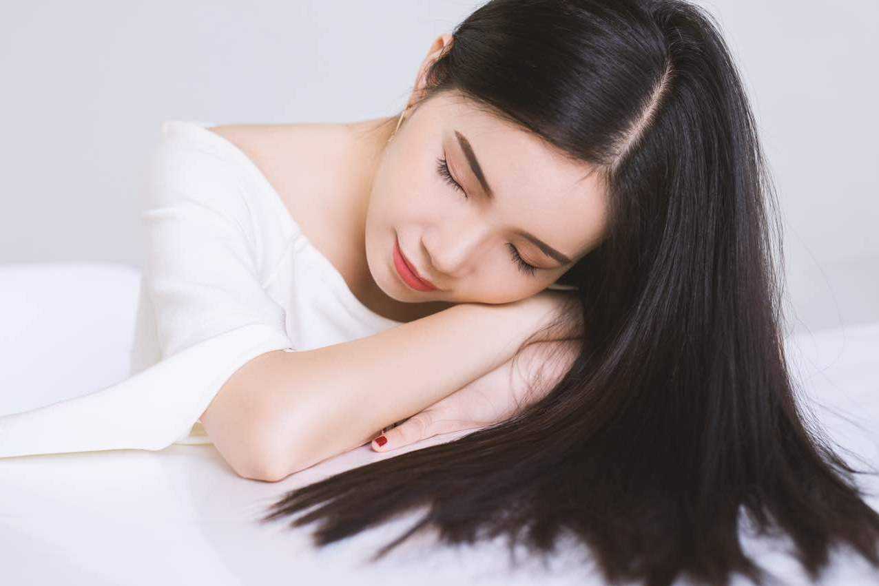 头发柔顺光泽的秀发日常怎样护理,头发太粗糙怎样让头发变得更顺