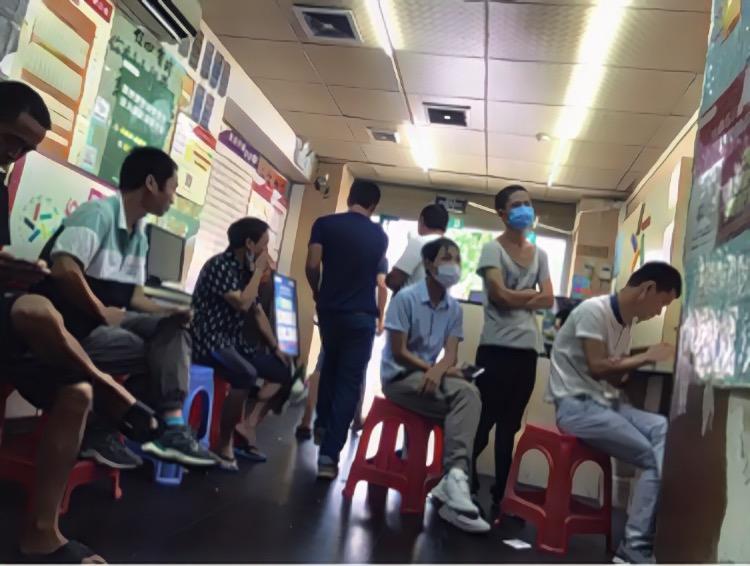 千万富翁、保安、三和大神……彩票店里的人间底色与暴富梦想