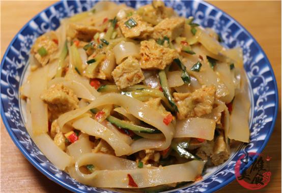 凉皮发黏容易断是什么原因,凉皮发粘还开裂原来这2步没做对