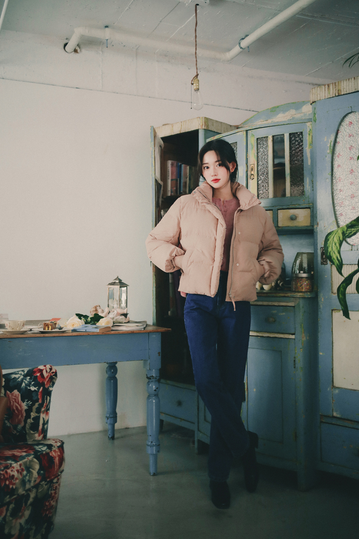 黑色韩版短羽绒服的最佳内搭毛衣,韩系短款羽绒服内打底衫