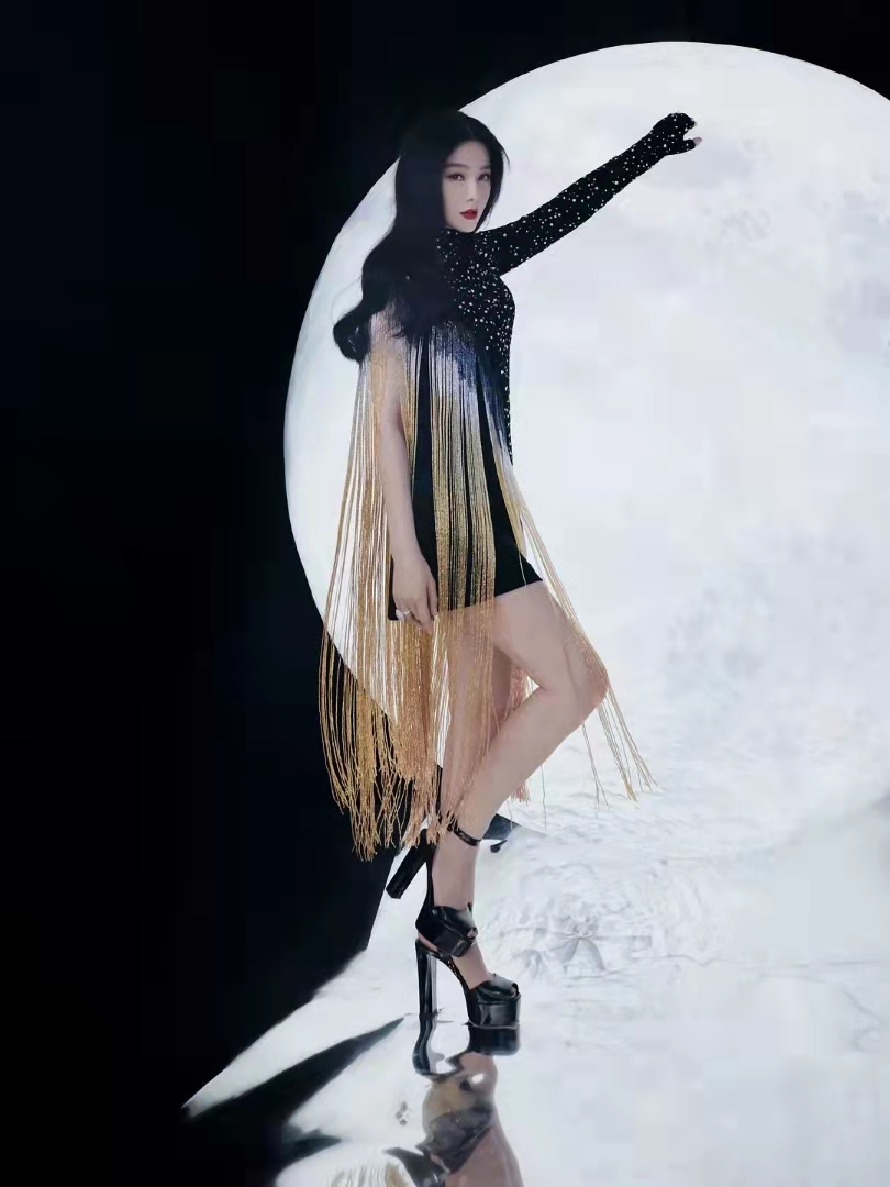 范冰冰与粉丝合影戒指抢镜,范冰冰参加友人聚会