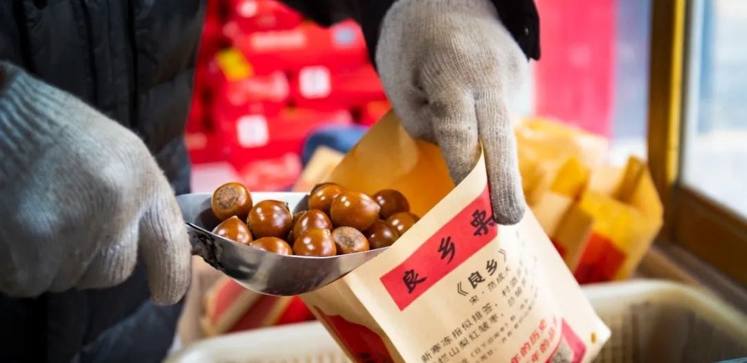 冬天的四大美食烤蜜薯糖炒栗子,冬日必吃烤红薯糖炒栗子奶茶