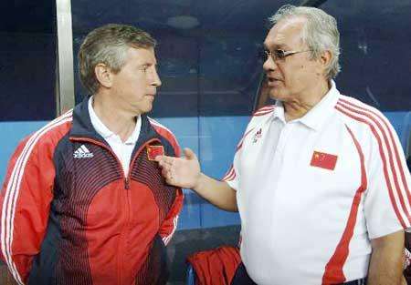 国足历届冲击世界杯失败后解说,国足爆冷首败