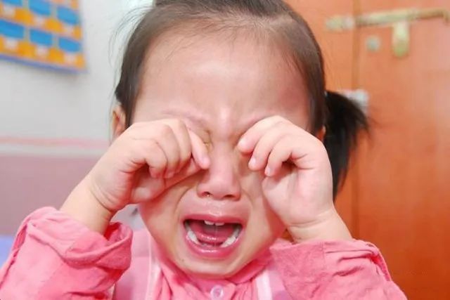 入园焦虑宝宝不爱说话,幼儿入园哭闹不想上幼儿园怎么办