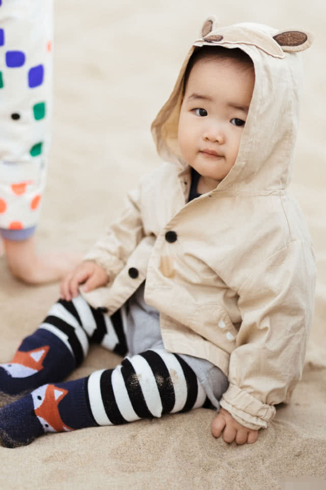 李艾晒老公儿子，灯泡依偎在爸爸怀里撒娇，小眼神委屈巴巴萌翻