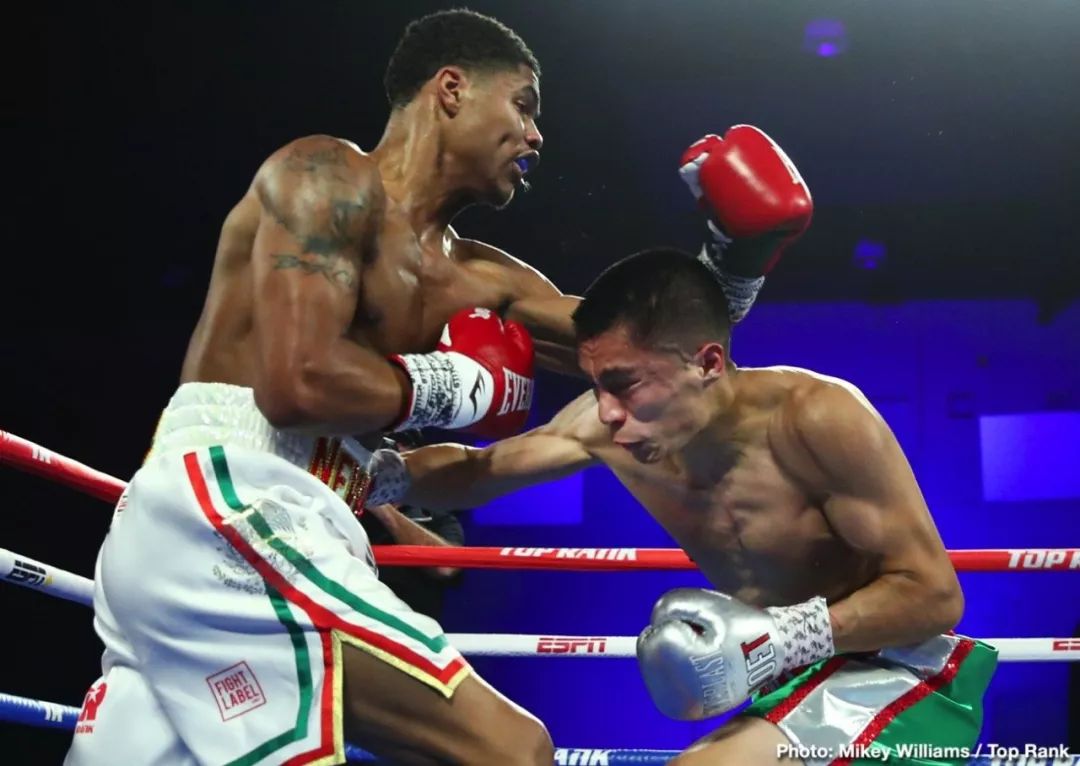 羽量级徐灿对手,羽量级新王