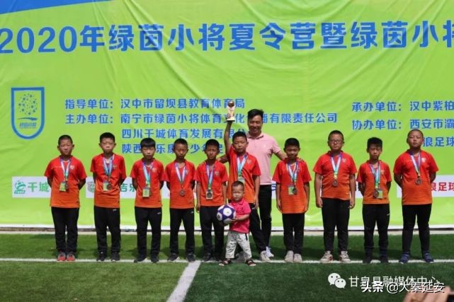 炎炎夏日足球少年挥汗逐梦绿茵场,绿茵场上挥汗如雨足球少年