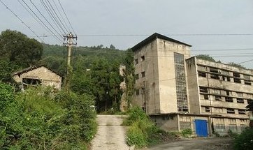 长江上游这座保密厂，一度辉煌，映山红依旧开，建筑破败难重生