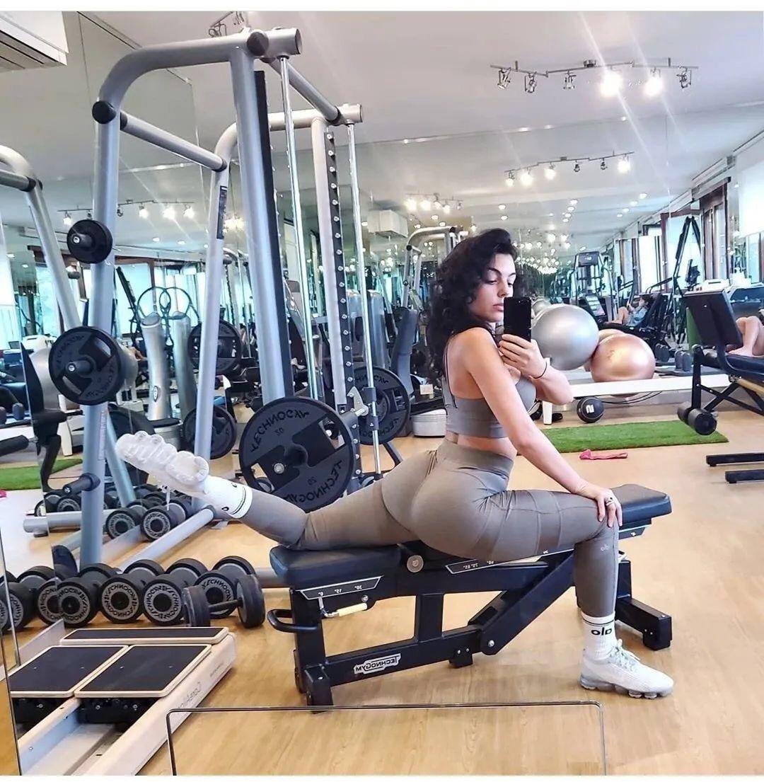 c罗女友乔治娜晒美照大秀身材,C罗女友乔治娜秀身材