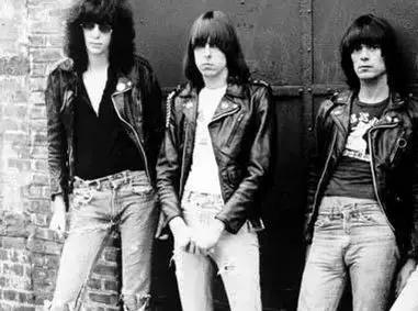 破洞牛仔裤居然被妈妈缝起来了,妈妈把破洞牛仔裤补好了