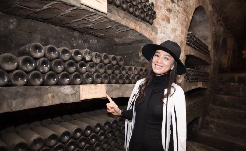 张庭黄色上衣,张庭同款超短裙