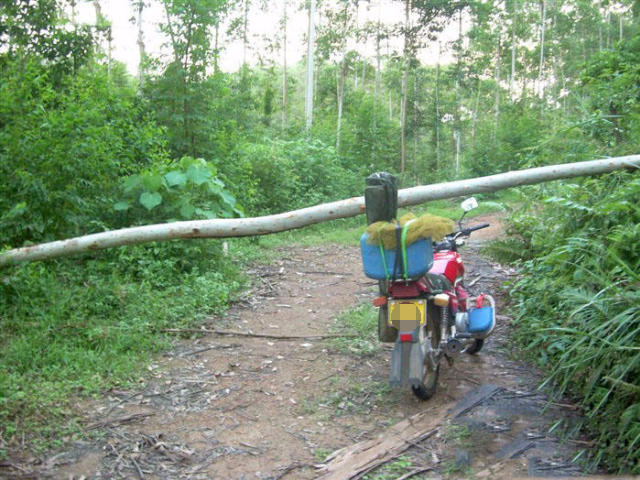 一个骑摩托车的钓鱼人，还真不是为了钓鱼