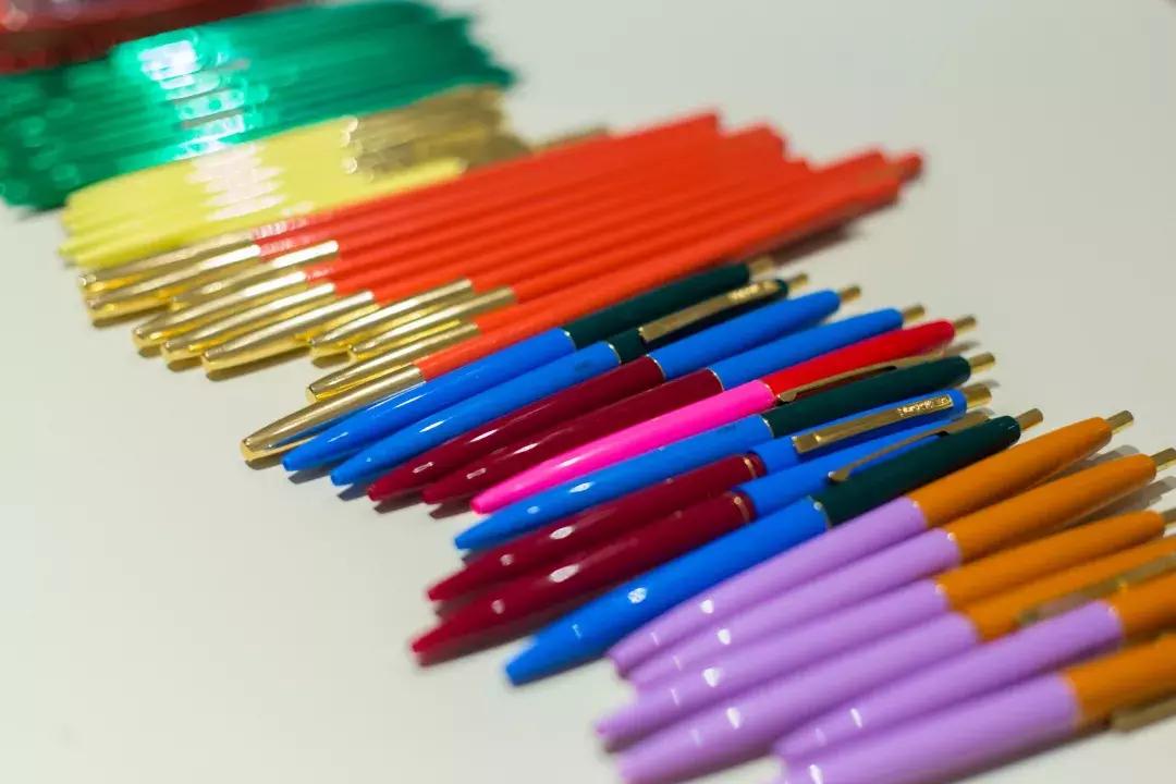 HAY,也许你根本不要那么多,一个微笑的弧线就够了