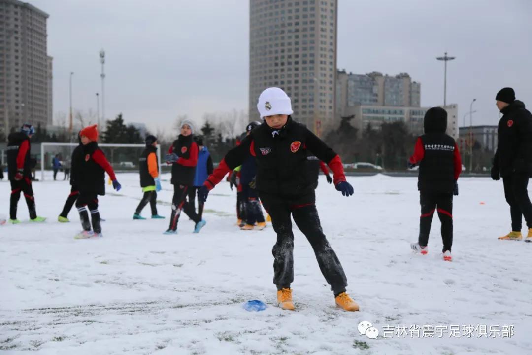 雪地快乐踢球,冰天雪地足球