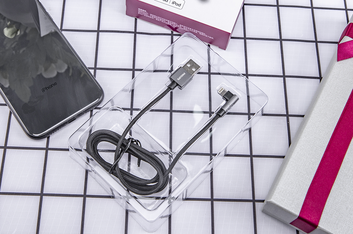 一边充电一边插耳机的转换器,一边充电一边插网线的转接线