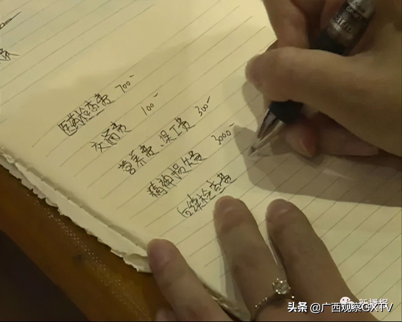 小孩在游乐场受伤有伤疤怎么赔偿,小孩在游乐场磕破额头怎么赔偿