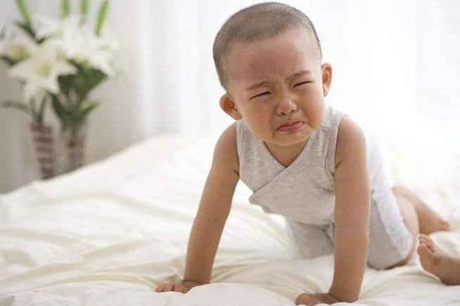 2岁宝宝受惊吓后，婆婆的操作获医生夸赞，让儿媳心服口服