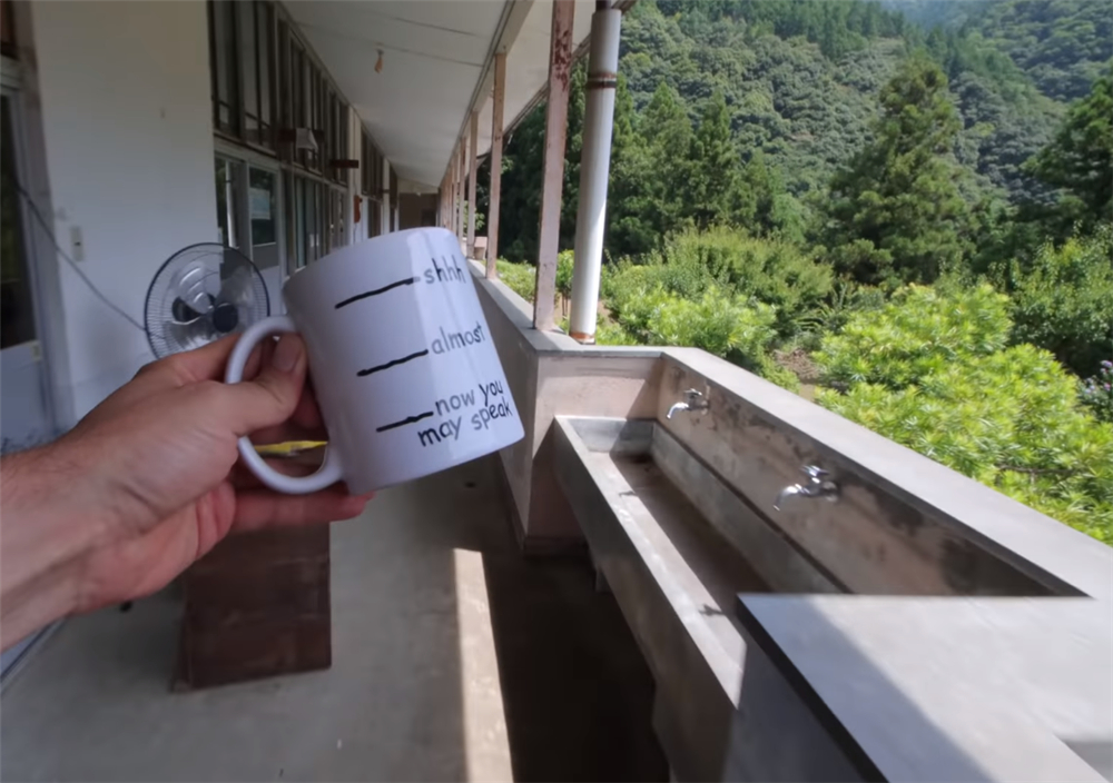 80后小伙回荒废10年农村大学,80后小伙回荒废十年的农村大学