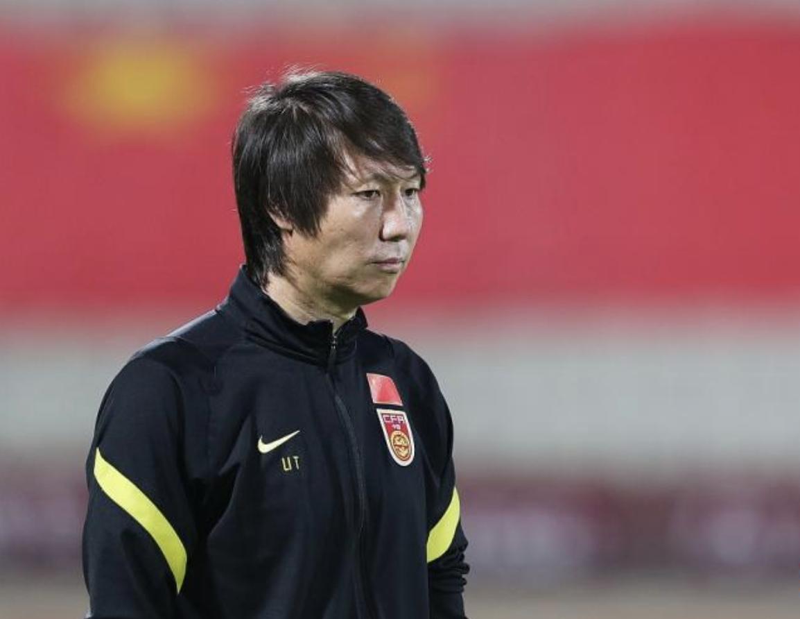 4名归化也没用，李铁被看衰！相声演员高峰：国足赢不了越南