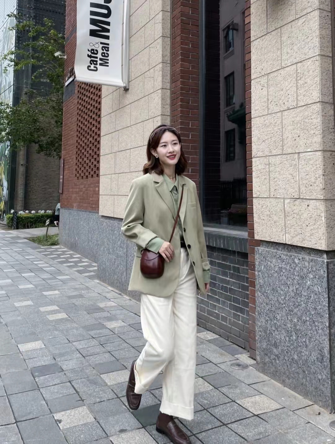 白色阔腿裤配什么颜色上衣好看,深蓝阔腿裤配白色中袖上衣好吗