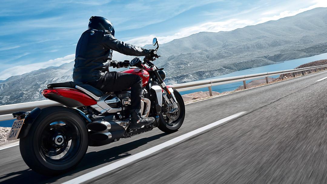 2万至3万双缸公认最好摩托车,2500cc三缸凯旋火箭