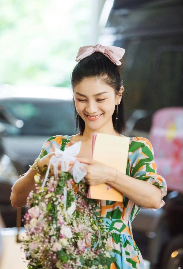 小蝴蝶结发饰怎么戴才好看,蝴蝶结发饰怎么戴在头上才好看