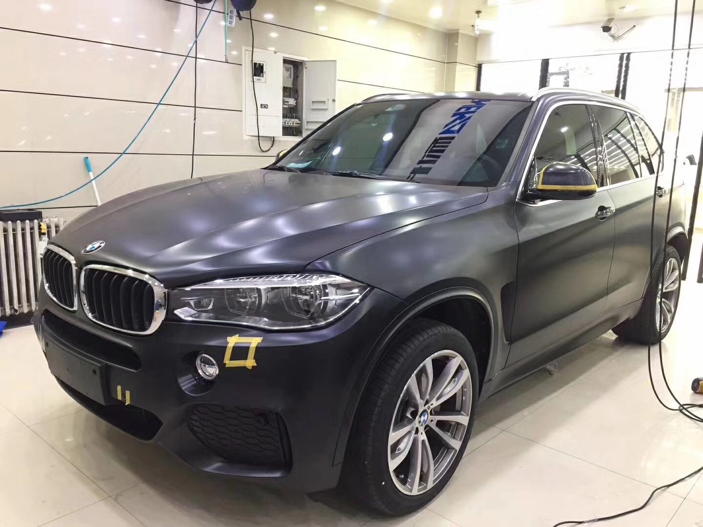 宝马x5隐形车衣完工效果,宝马x5大师风系列隐形车衣