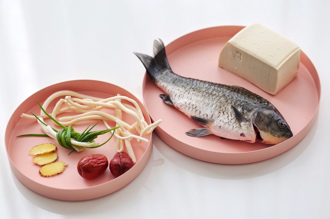 鲫鱼汤下奶药方,催奶最快的汤鲫鱼