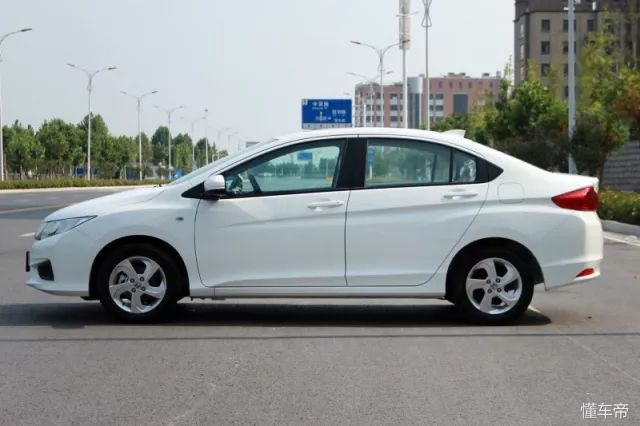 合资家轿卖白菜价,13万元年轻人开的合资家轿